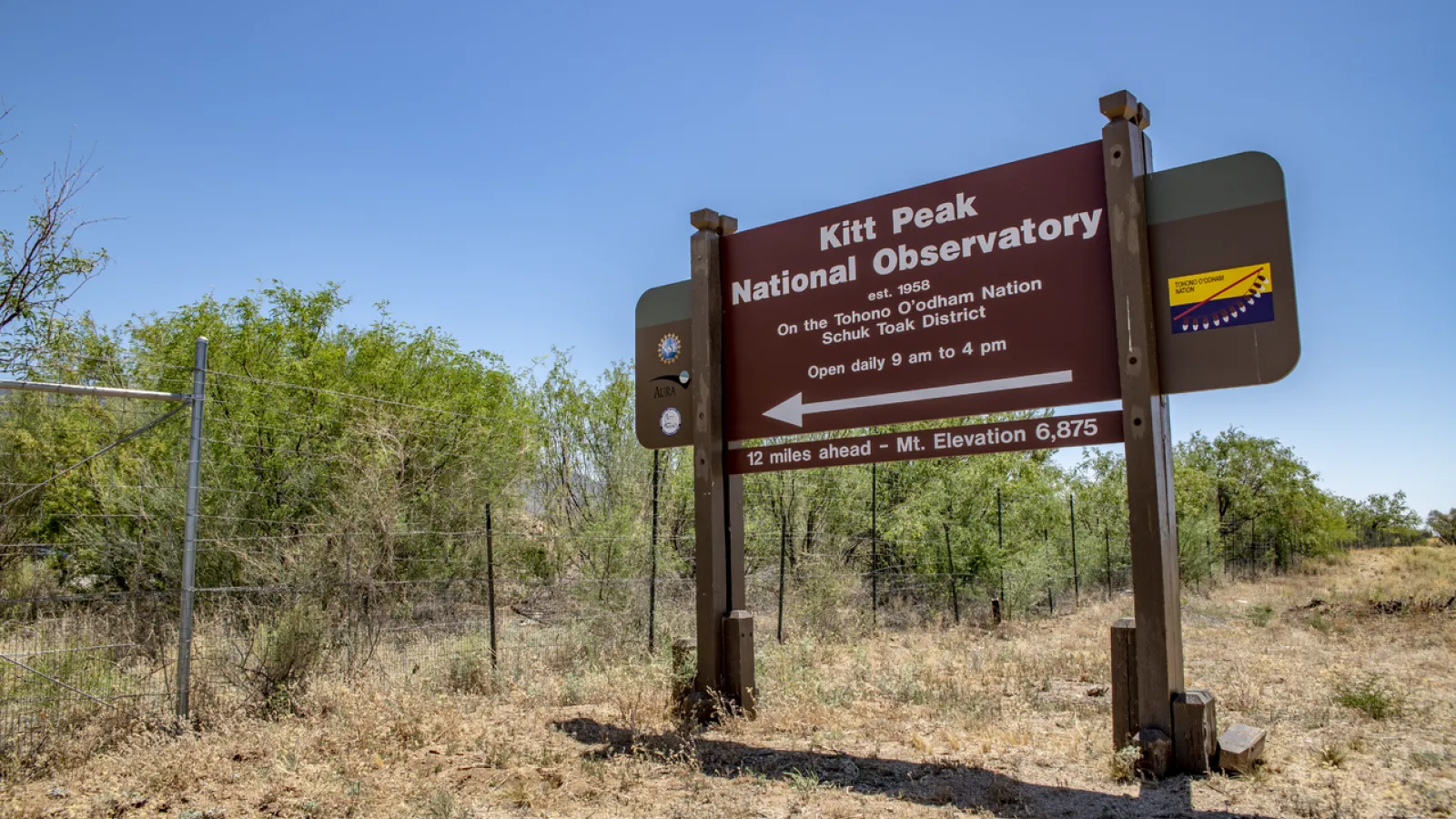 Image of the sign pointing the way to Kitt Peak Observatory
